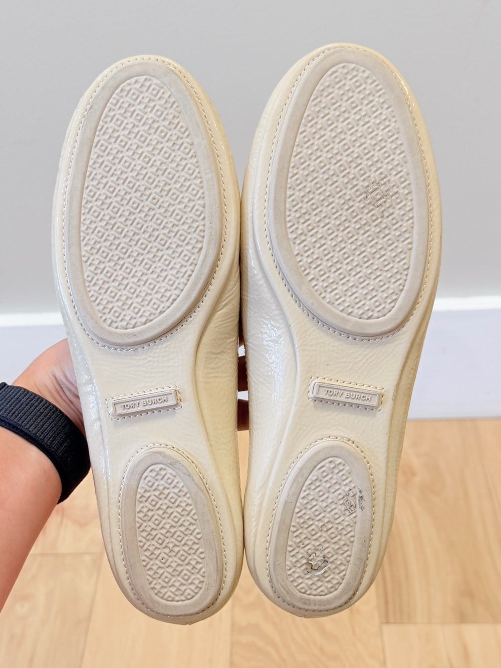 Tory Burch Women’s Minnie Travel Patent Leather Ballet Flat - Picture 4 of 8
